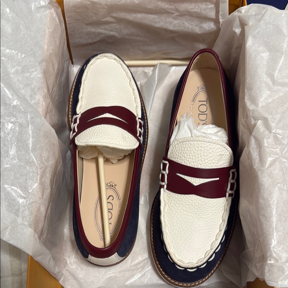 Tod's White and Red Leather Loafers with Moccasin Stitching